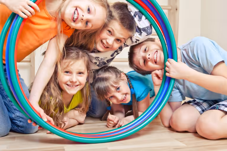 Kindergruppe mit Reifen